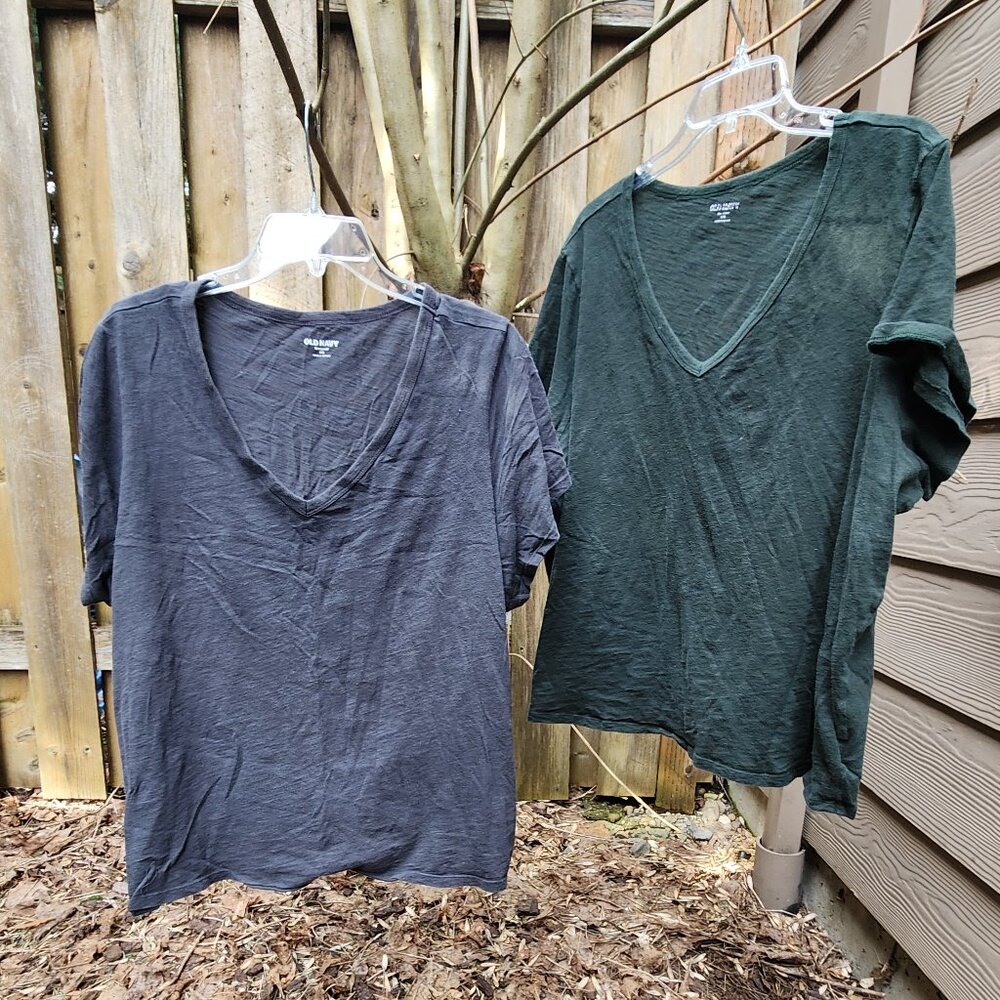 GUC Women's bundle 2 XXL Old Navy Vneck Cotton Tee shirts